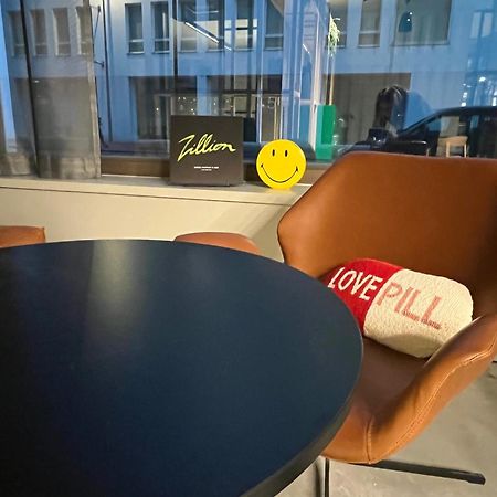 Moxy Antwerp Hotel Bagian luar foto