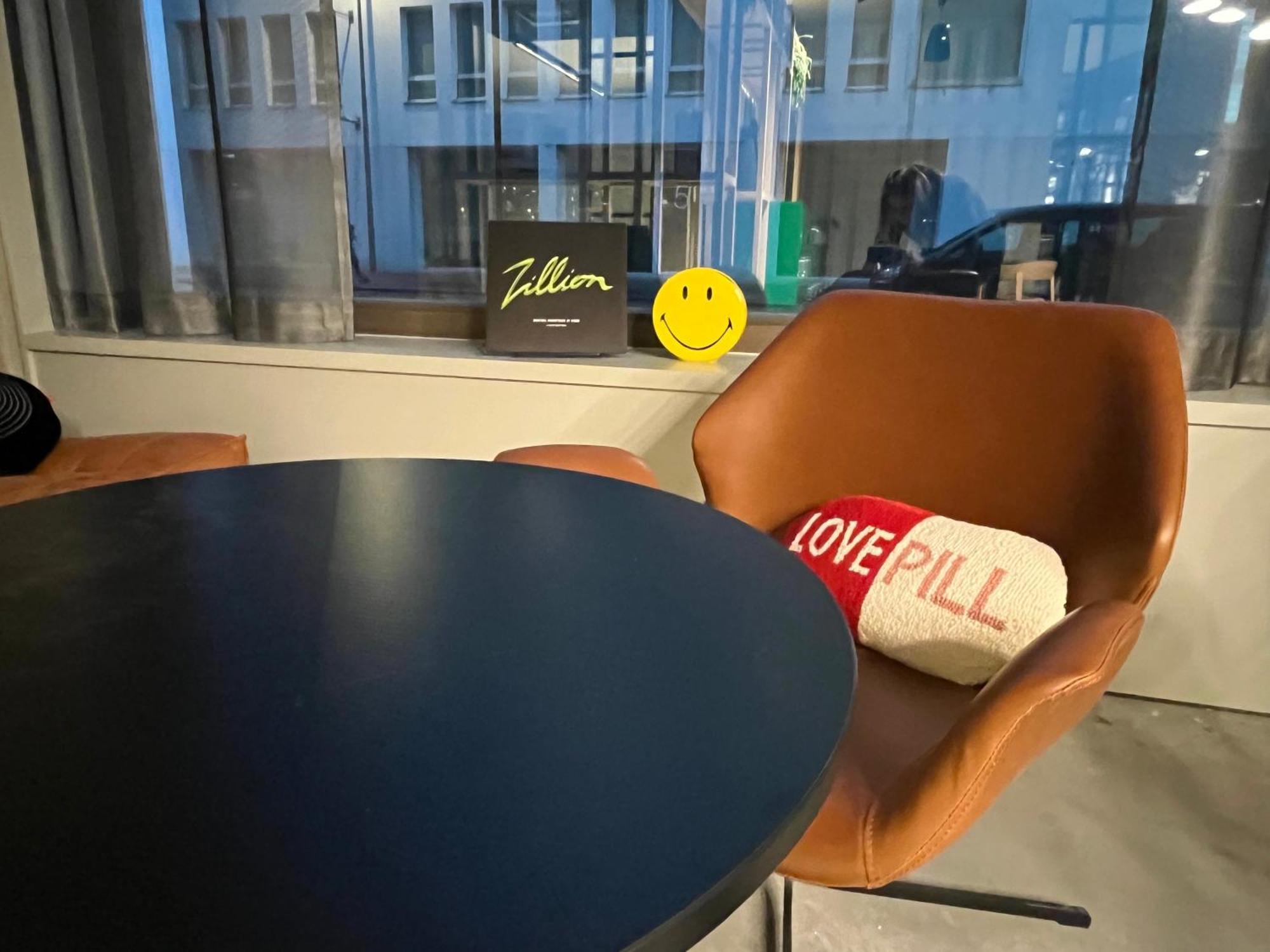 Moxy Antwerp Hotel Bagian luar foto