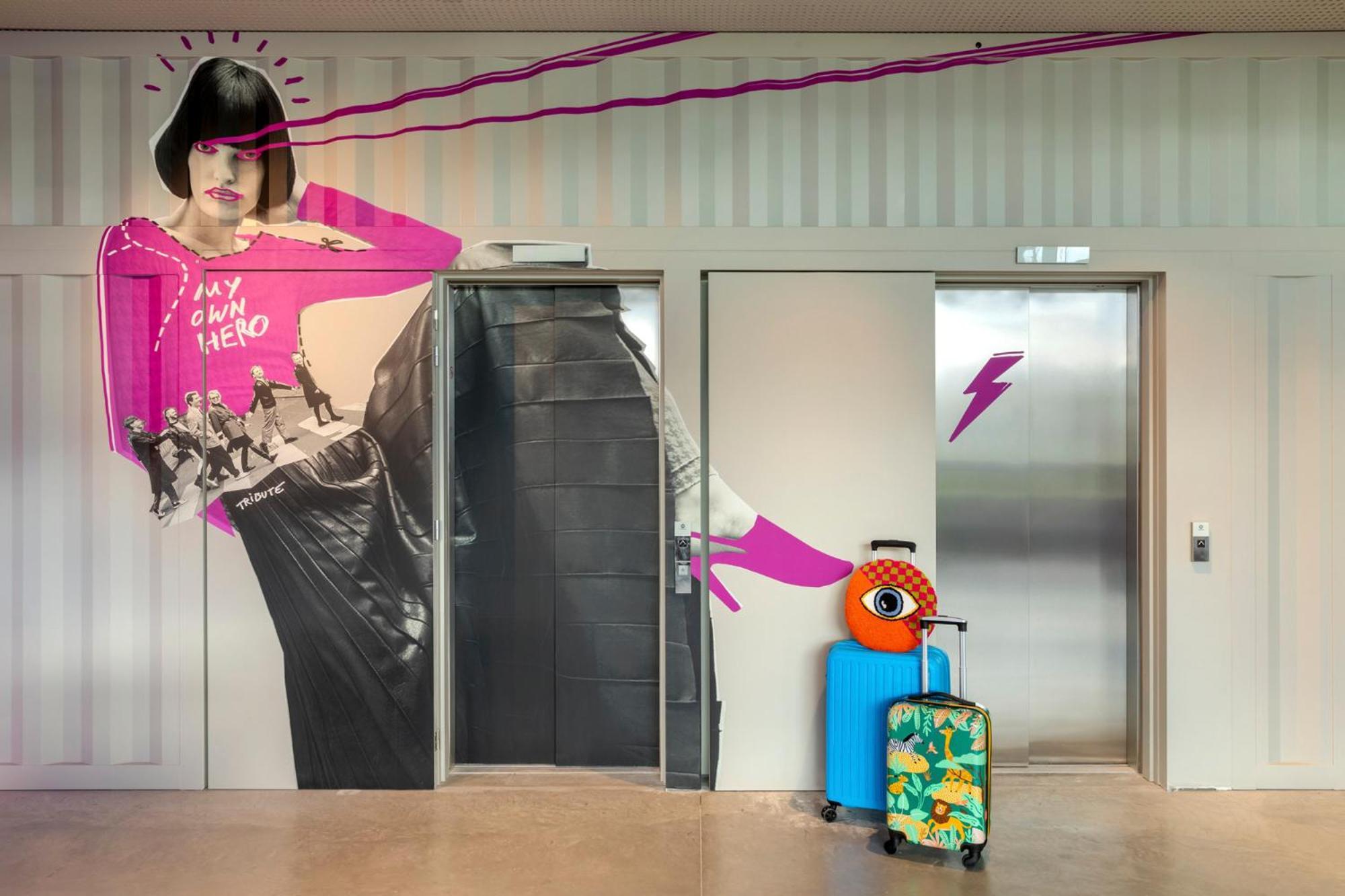 Moxy Antwerp Hotel Bagian luar foto