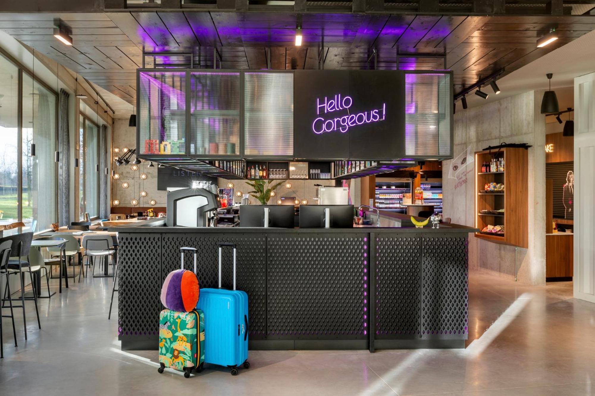 Moxy Antwerp Hotel Bagian luar foto