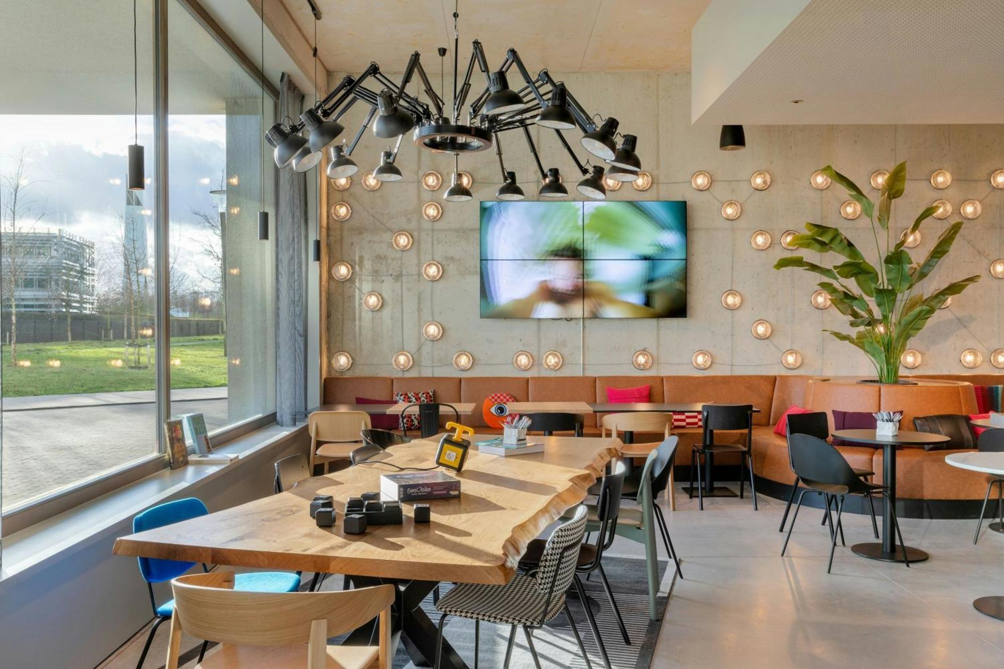 Moxy Antwerp Hotel Bagian luar foto