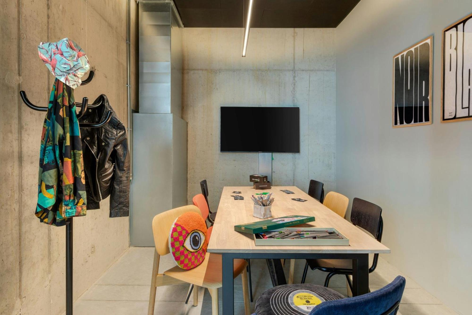 Moxy Antwerp Hotel Bagian luar foto