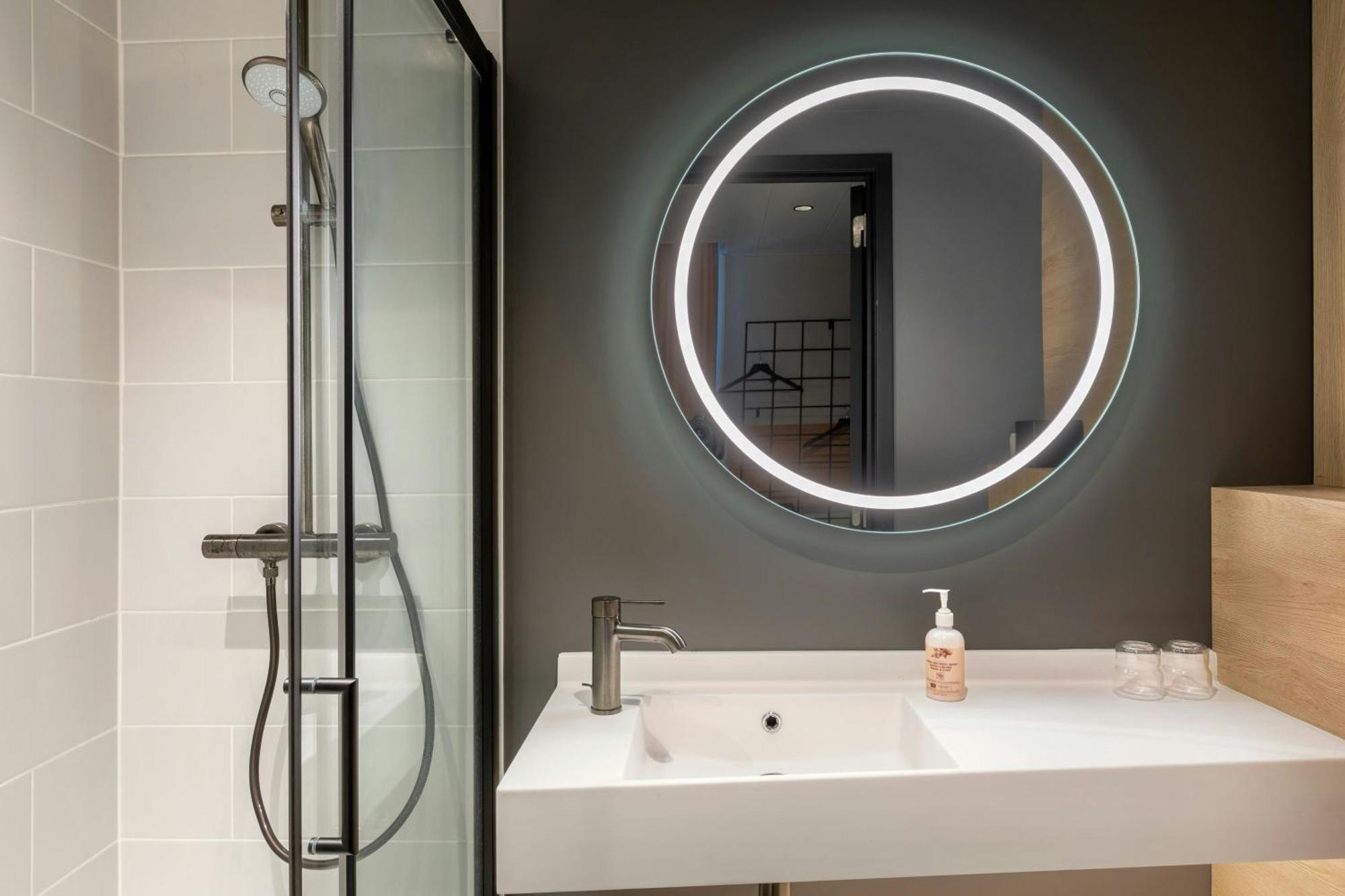 Moxy Antwerp Hotel Bagian luar foto