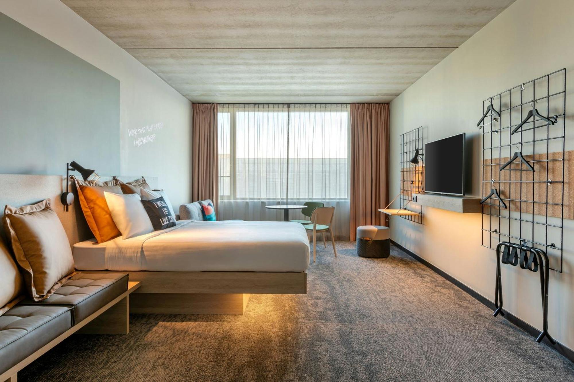 Moxy Antwerp Hotel Bagian luar foto