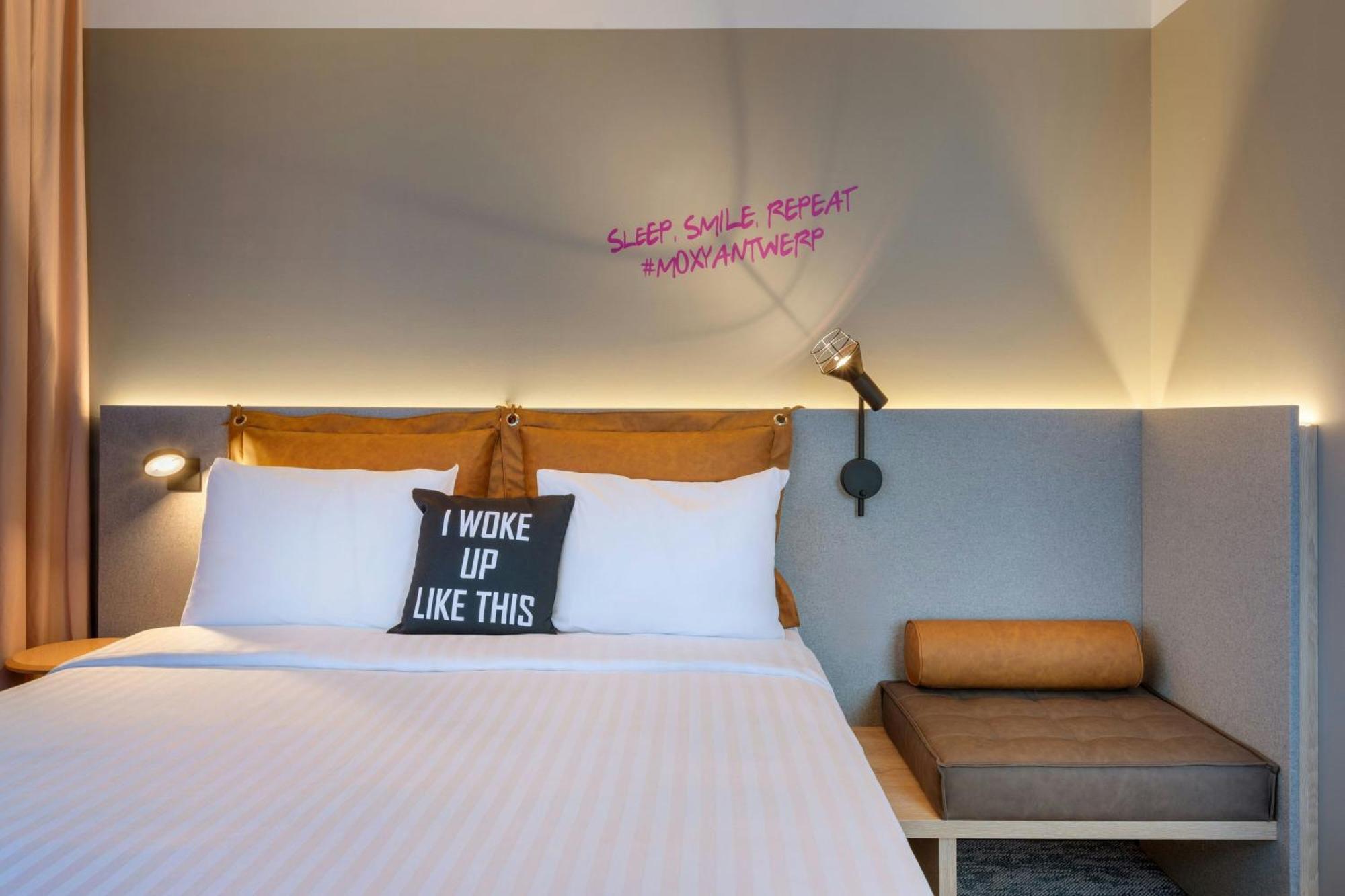 Moxy Antwerp Hotel Bagian luar foto