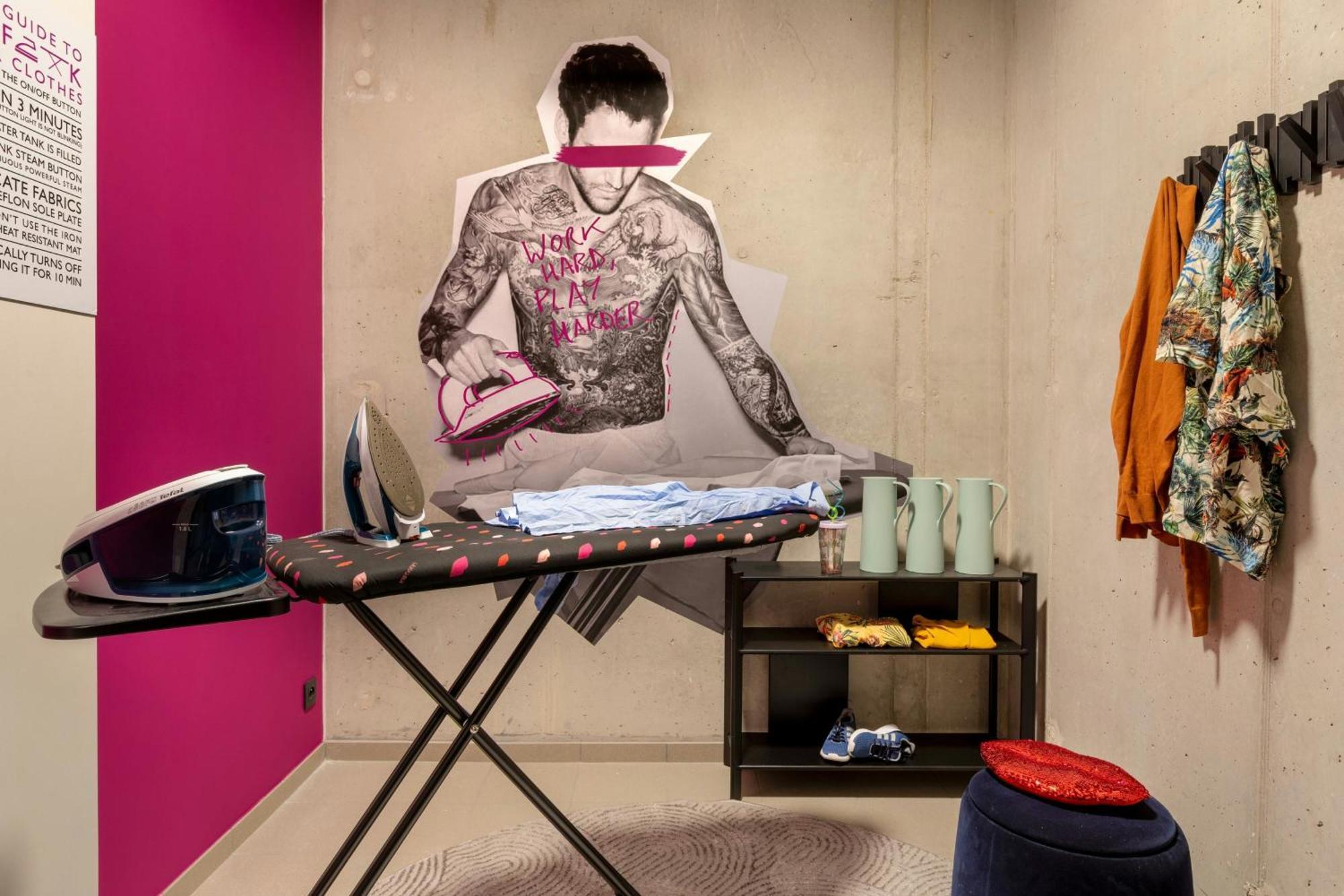 Moxy Antwerp Hotel Bagian luar foto
