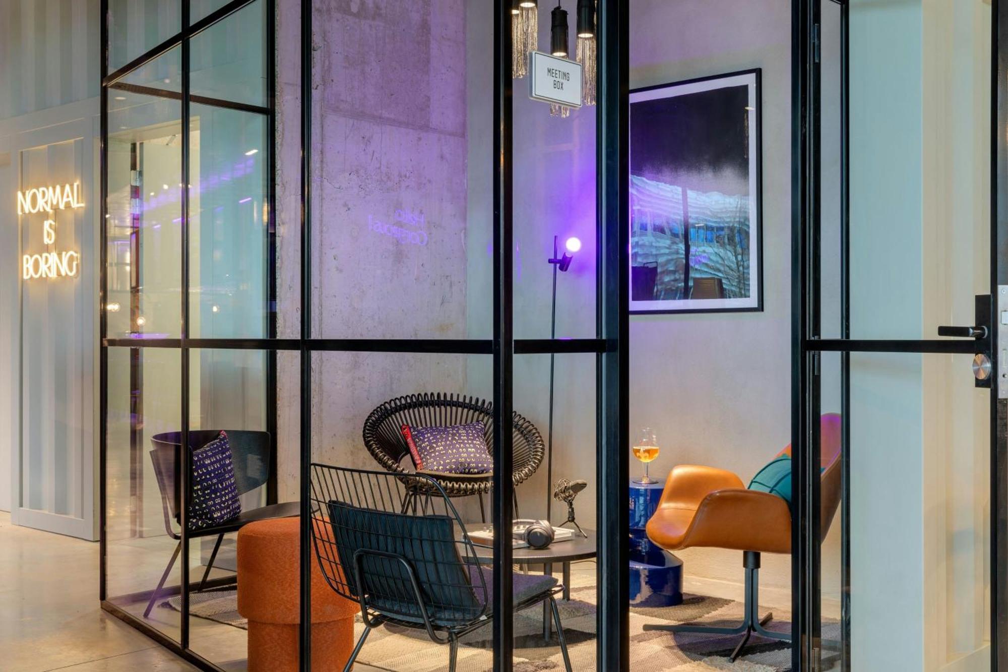 Moxy Antwerp Hotel Bagian luar foto