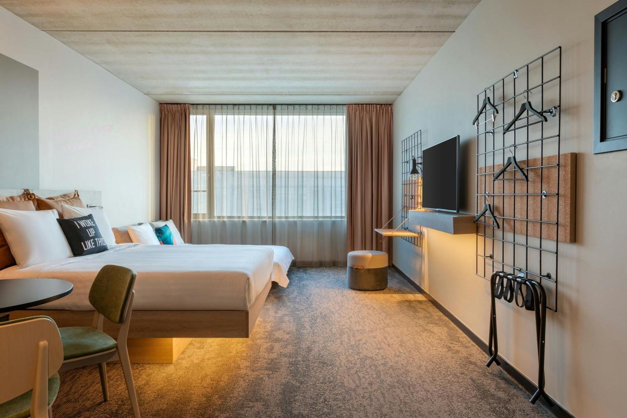 Moxy Antwerp Hotel Bagian luar foto