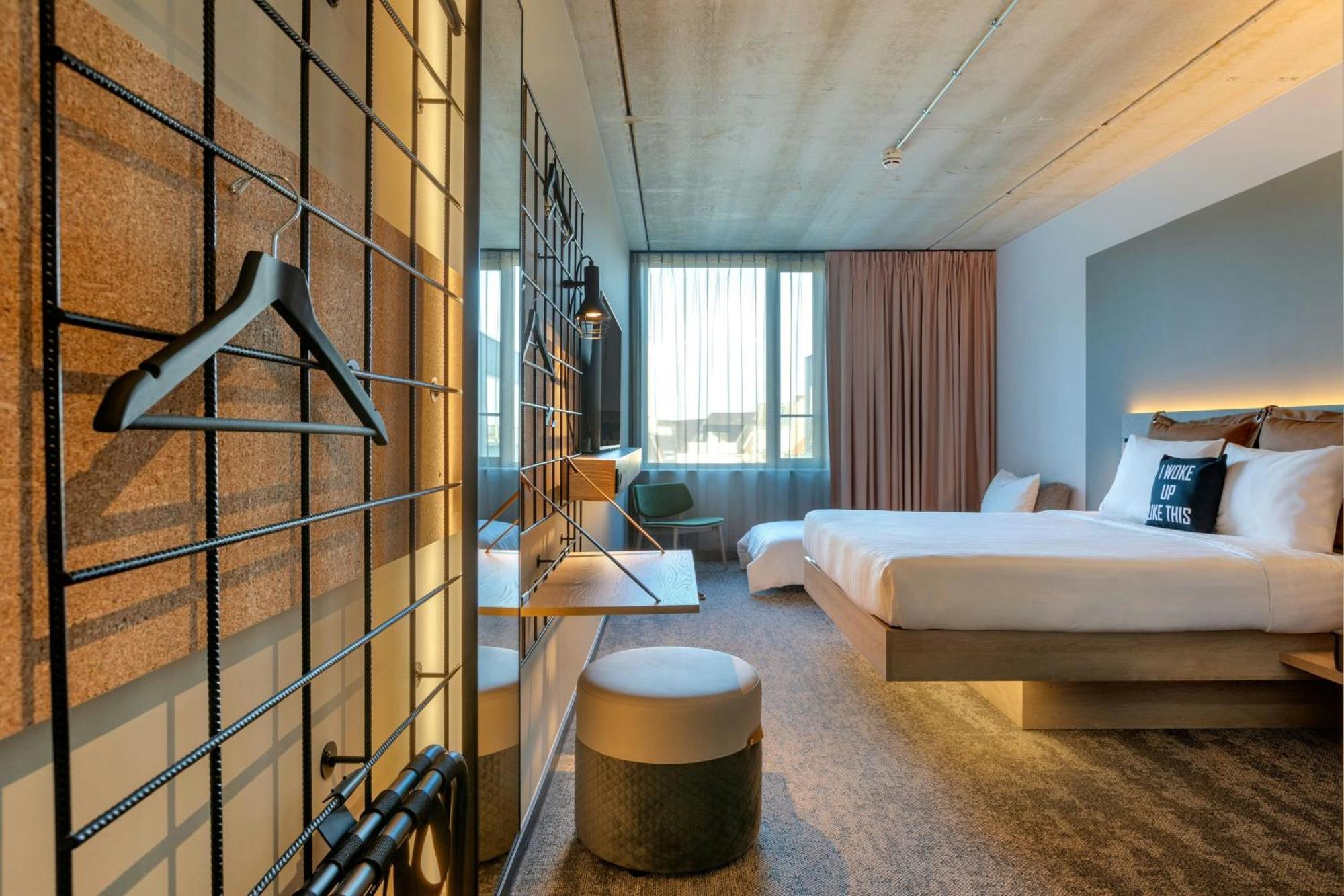 Moxy Antwerp Hotel Bagian luar foto
