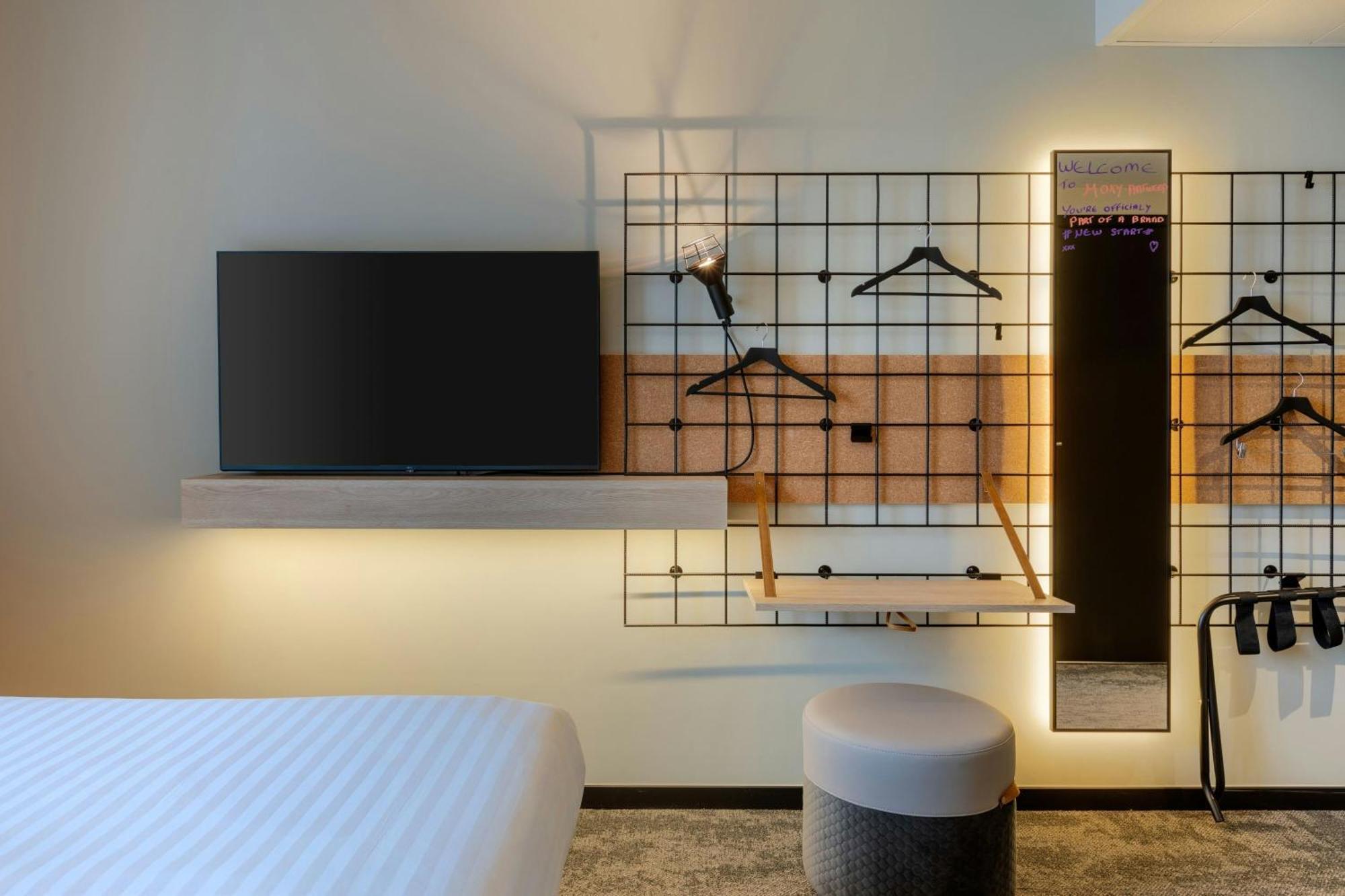 Moxy Antwerp Hotel Bagian luar foto