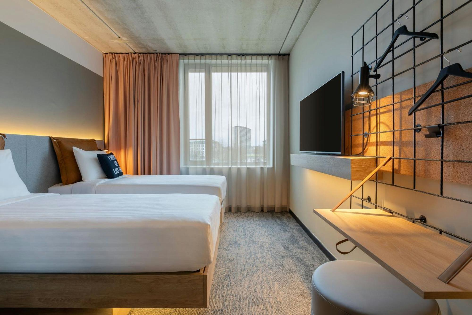 Moxy Antwerp Hotel Bagian luar foto