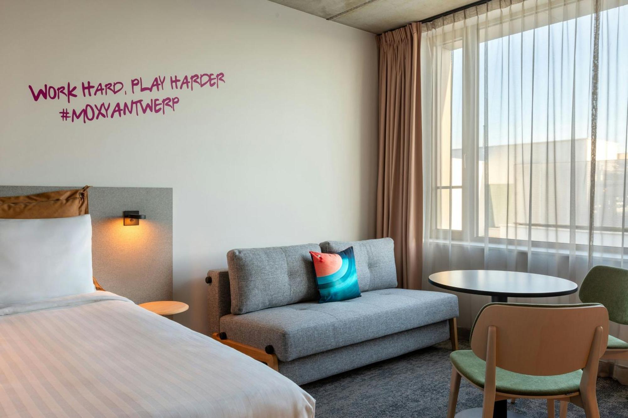 Moxy Antwerp Hotel Bagian luar foto